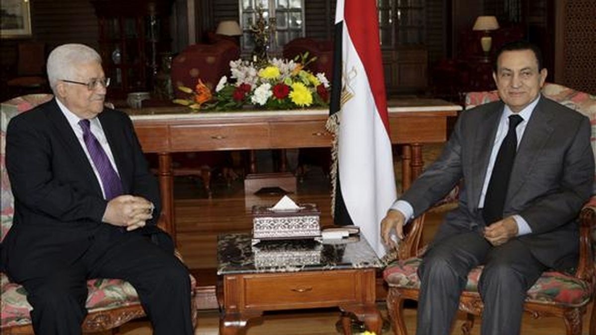 Fotografía facilitada por la oficina de prensa de la Autoridad Palestina que muestra al presidente palestino, Mahmud Abás (i), durante una reunión con el presidente egipcio, Hosni Mubarak, en Sharm el-Sheikh (Egipto). EFE