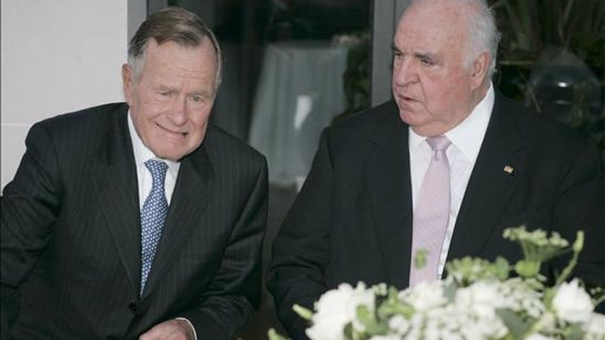 El ex presidente estadounidense George H.W. Bush (i) junto al ex canciller alemán Helmut Kohl (d) durante la celebración del 15 aniversario de la reunificación alemana en la residencia del embajador alemán en Washington (Estados Unidos), en octubre de 2006. EFE/Archivo