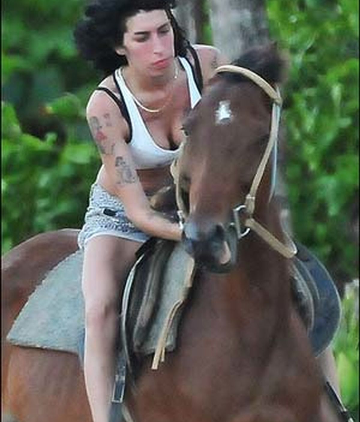 Amy Winehose encuentra su lado más salvaje montando a caballo en Santa Lucía. Foto: The Sun