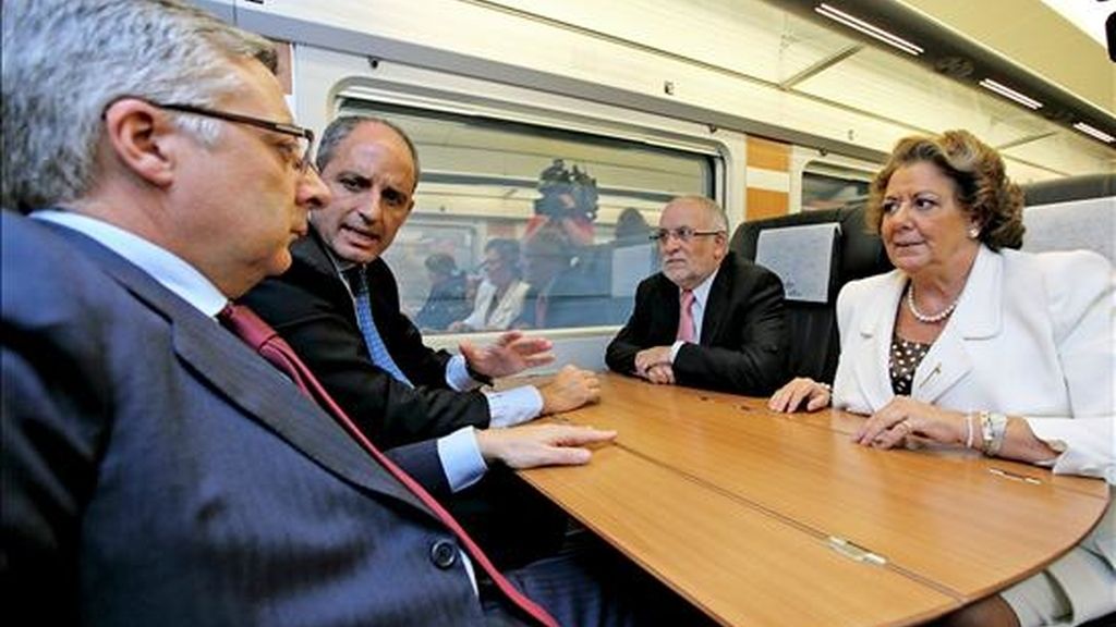 El ministro de Fomento, José Blanco (i), el presidente de la Generalitat, Francisco Camps (2i), la alcaldesa de Valencia, Rita Barberá (d), y el secretario de Estado de Infraestructuras, Víctor Morlán (2ºd), en el interior de un talgo S112 que ha partido del embalse de Contreras, a 98 kilómetros de Valencia, durante el primer viaje en pruebas en el AVE Madrid-Valencia. EFE El ministro de Fomento, José Blanco (i), el presidente de la Generalitat, Francisco Camps (2i), la alcaldesa de Valencia, Rita Barberá (d), y el secretario de Estado de Infraestructuras, Víctor Morlán (2ºd), en el interior de un talgo S112 que ha partido del embalse de Contreras, a 98 kilómetros de Valencia, durante el primer viaje en pruebas en el AVE Madrid-Valencia. EFE
