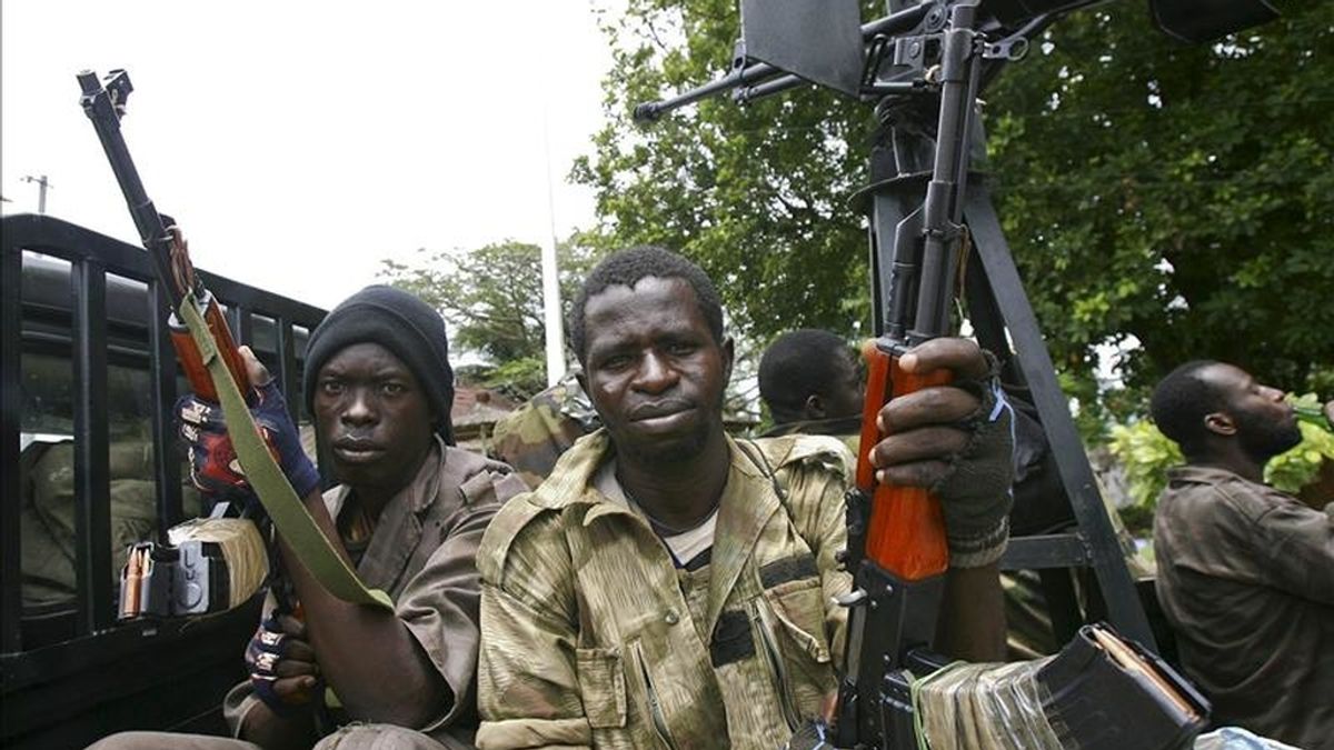 Fuerzas leales a Alassane Ouattara patrullan una calle en Abiyán, Costa de Marfil. EFE