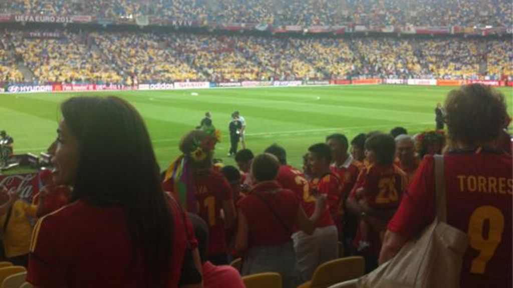 Foto de la mujer de Xabi Alonso al estadio de Kiev