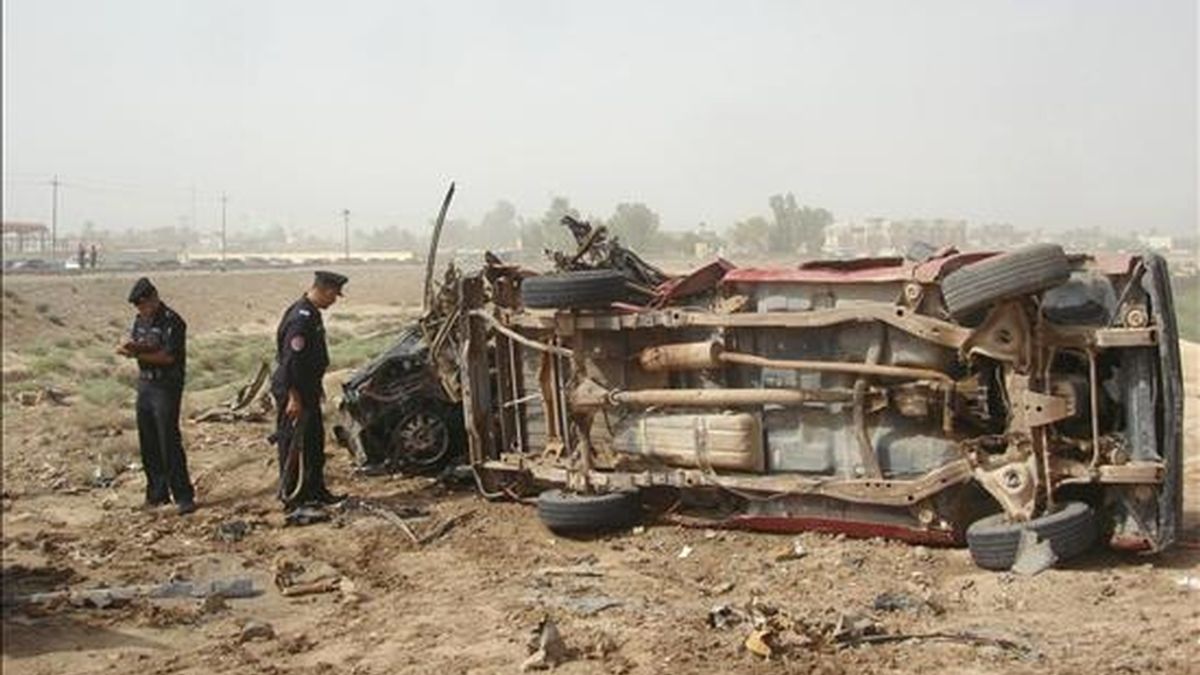 Policías iraquíes inspeccionando el lugar donde explotó un coche-bomba cerca de Baquba este martes. EFE