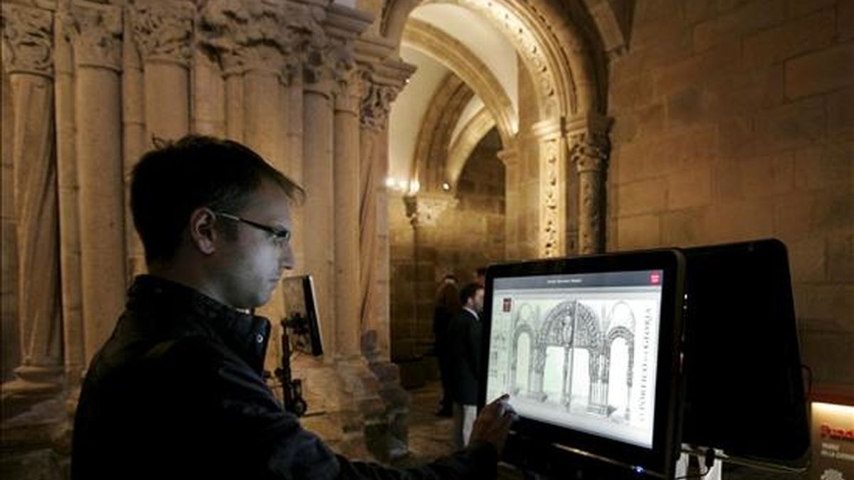 Un joven visita virtualmente el Pórtico de la Gloria cuyo programa fue presentado el pasado 27 de julio por la Fundación Barrié, el Arzobispado de Santiago y el Cabildo de la Catedral. EFE/Archivo Un joven visita virtualmente el Pórtico de la Gloria cuyo programa fue presentado el pasado 27 de julio por la Fundación Barrié, el Arzobispado de Santiago y el Cabildo de la Catedral. EFE/Archivo