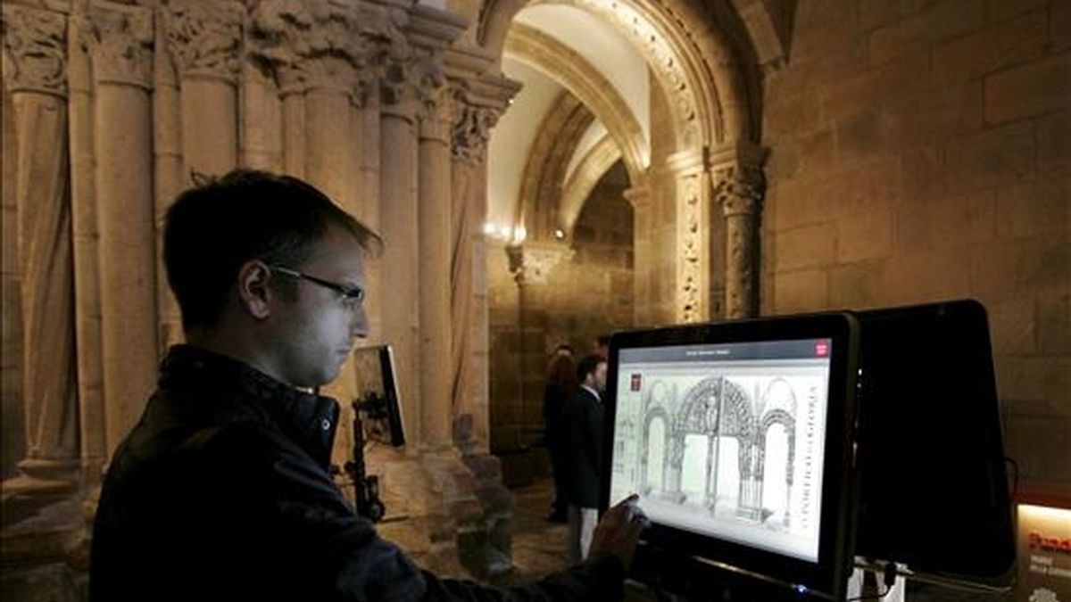 Un joven visita virtualmente el Pórtico de la Gloria cuyo programa fue presentado el pasado 27 de julio por la Fundación Barrié, el Arzobispado de Santiago y el Cabildo de la Catedral. EFE/Archivo