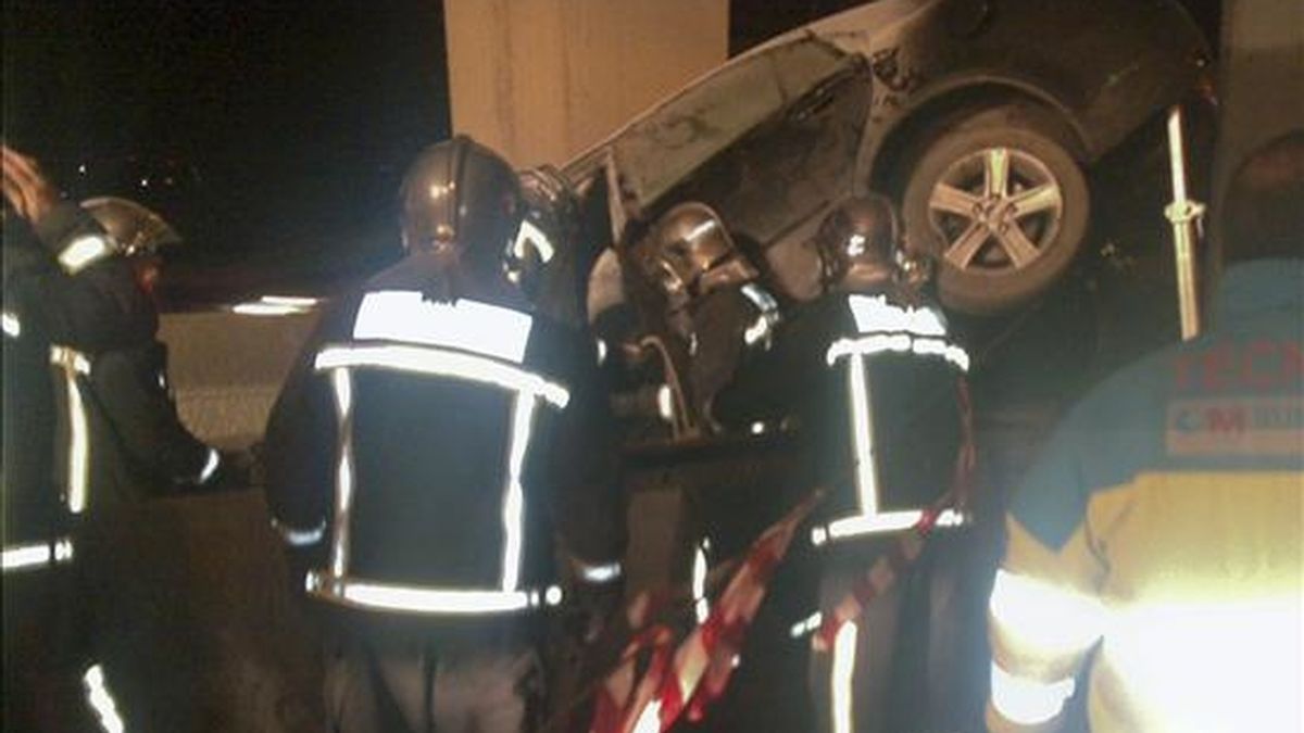 Fotografía facilitada por Emergencias 112 de la Comunidad de Madrid, de un accidente en la A-2 (autovía de Barcelona) a la altura Torrejón de Ardoz, en el que un hombre de 27 años ha fallecido tras volcar el vehículo que conducía. EFE