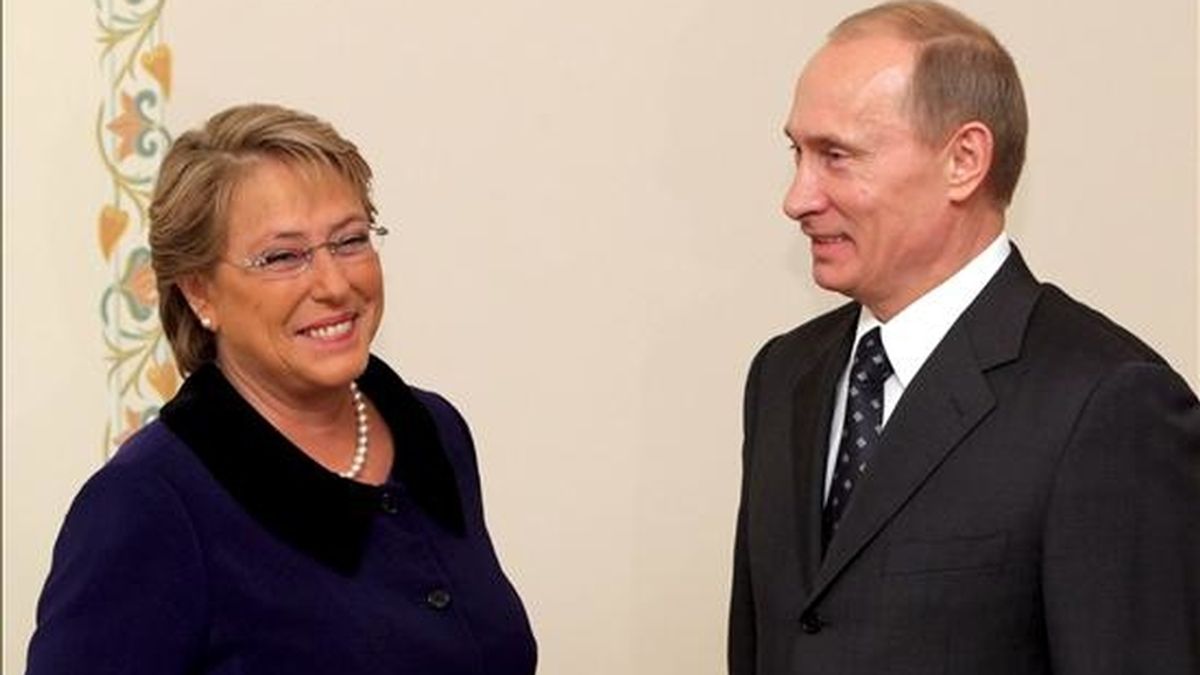 La presidenta chilena, Michelle Bachelet, y el primer ministro ruso, Vladímir Putin, hoy en Moscú. EFE