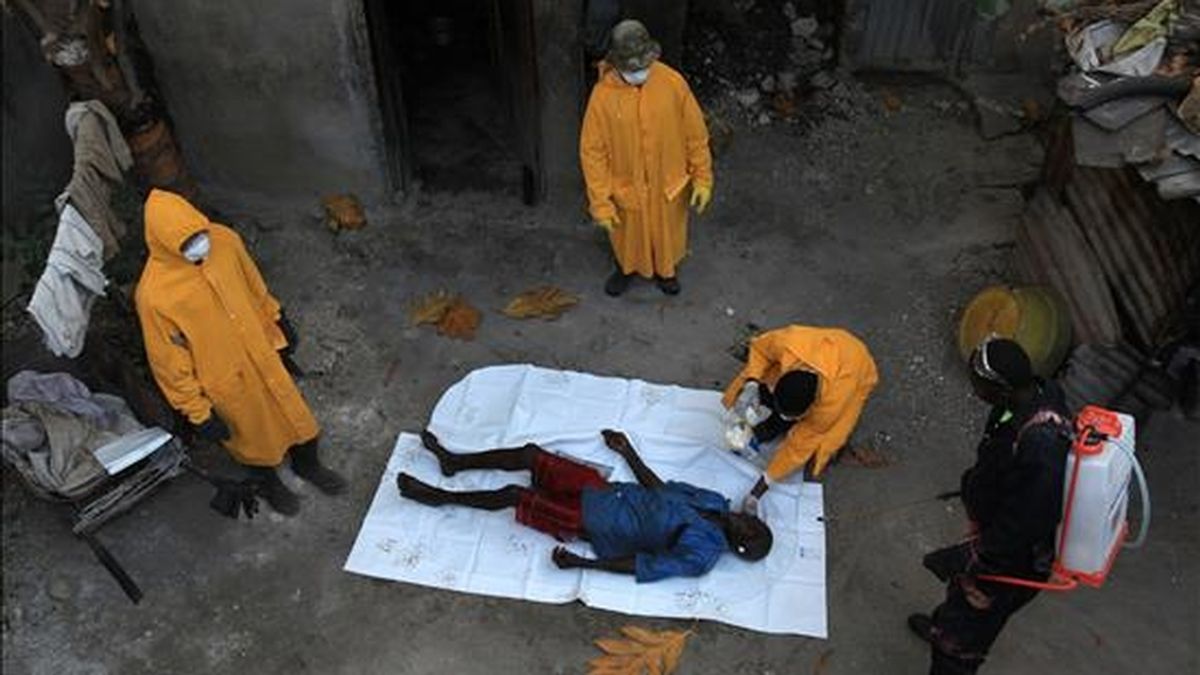 Miembro del personal de salud pública de Haití se preparan para trasladar el cadavér de una víctima de cólera el 27 de noviembre de 2010, en Puerto Príncipe (Haití). La ONU ha pedido 7.400 millones de dólares para asistir a 50 millones de personas. EFE/Archivo