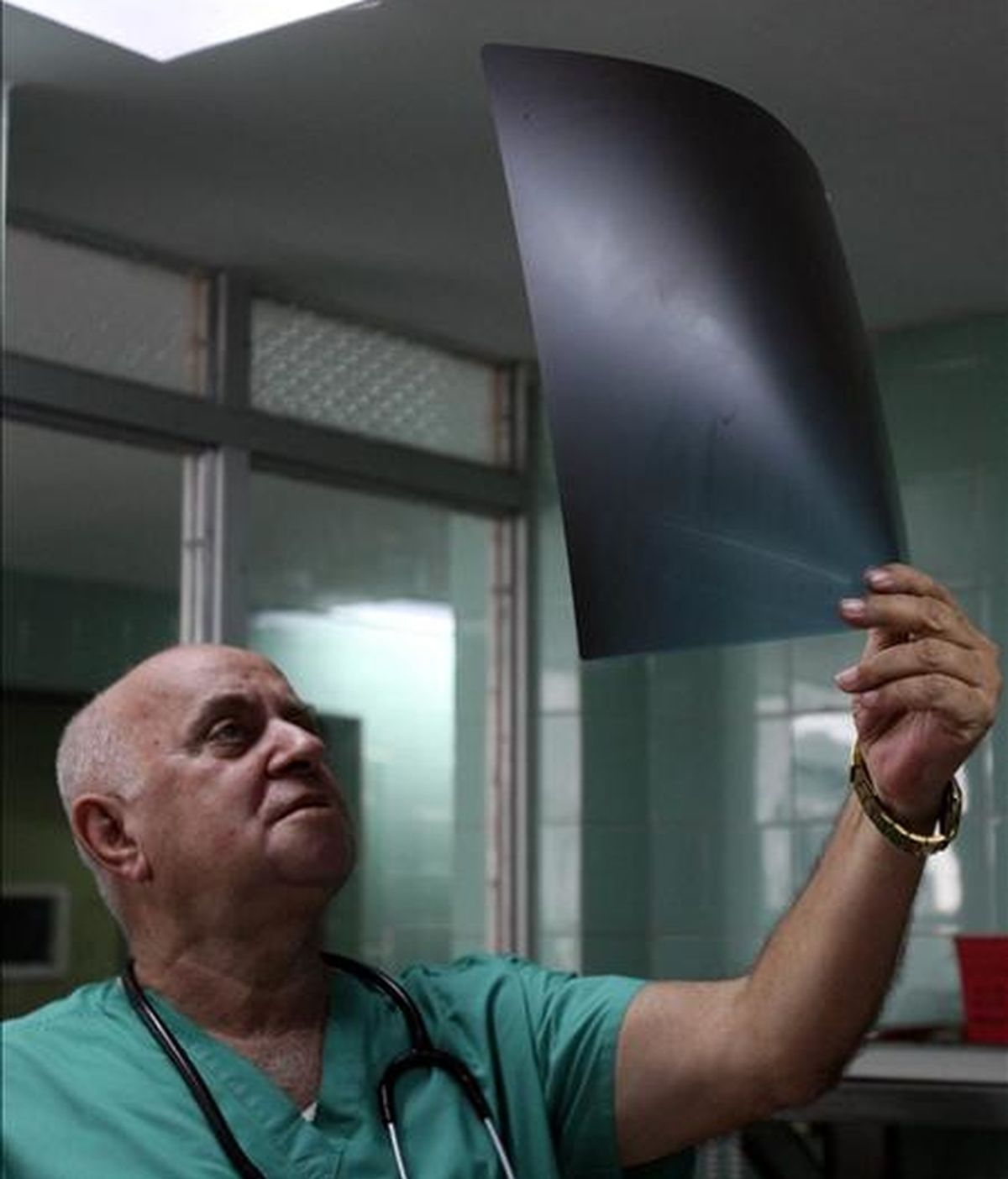 Fotografía cedida por el diario oficial Granma en la que aparece el doctor Armando Caballero, quien indicó que Fariñas, en huelga de hambre desde hace más de cuatro meses, tiene "peligro potencial de muerte". EFE