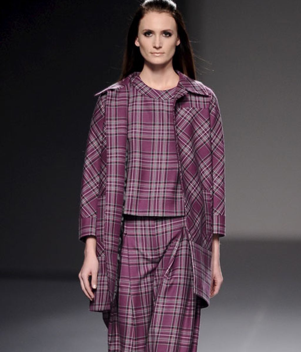 Minuciosa al combinar sedas, tules, pedrería, crochet...