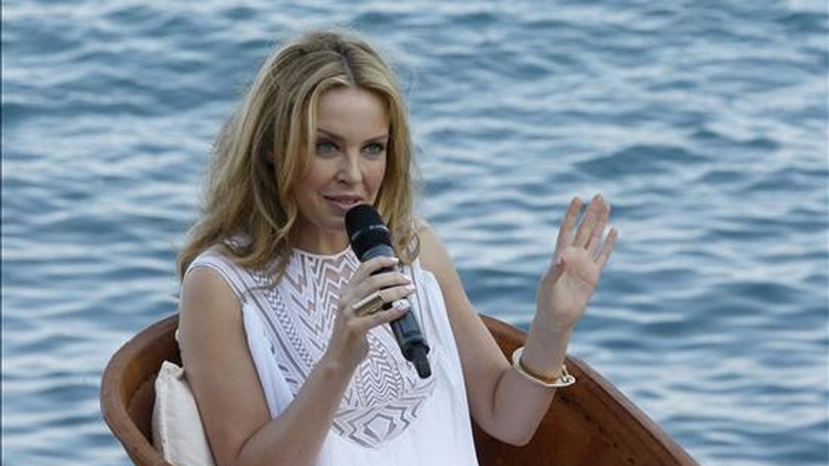 La cantante australiana Kylie Minogue durante la rueda de prensa que ha ofrecido en Ibiza para presentar su nuevo albúm "Aphrodite". EFE