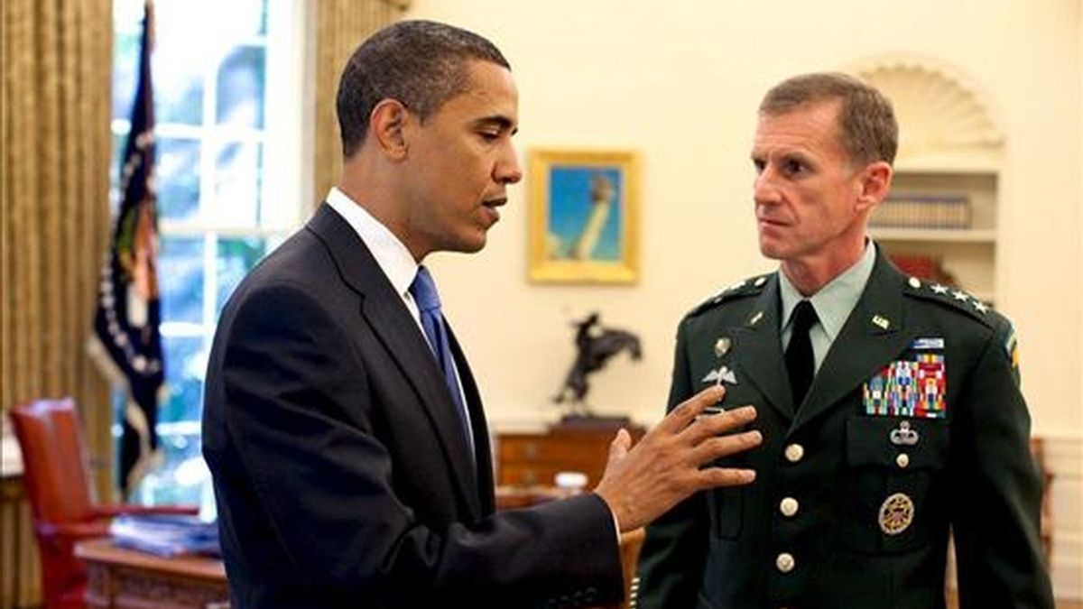 Fotografía facilitada el pasado 20 de mayo por la Casa Blanca del presidente estadounidense Barack Obama (i) durante una reunión con el teniente general Stanley A. McChrystal, el nuevo comandante al mando de las tropas estadounidenses en Afganistán. EFE/Archivo
