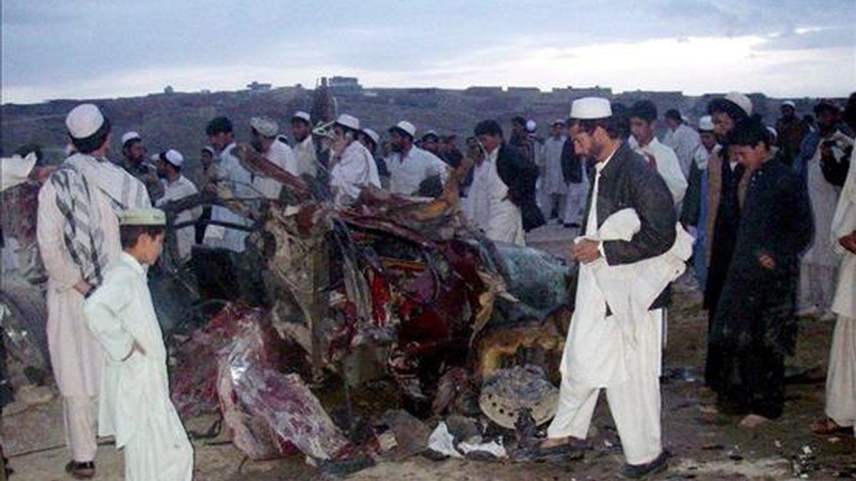 Los restos del vehículo en el que viajaba el alcalde la ciudad afgana de Khost, Amirullah Amiri, tras la explosión. EFE