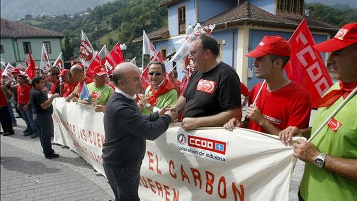 En la imagen, el alcalde de Riosa, José Antonio Muñiz Álvarez (c), saluda a los mineros a su llegada ayer a la localidad asturiana donde finalizó la marcha. EFE
