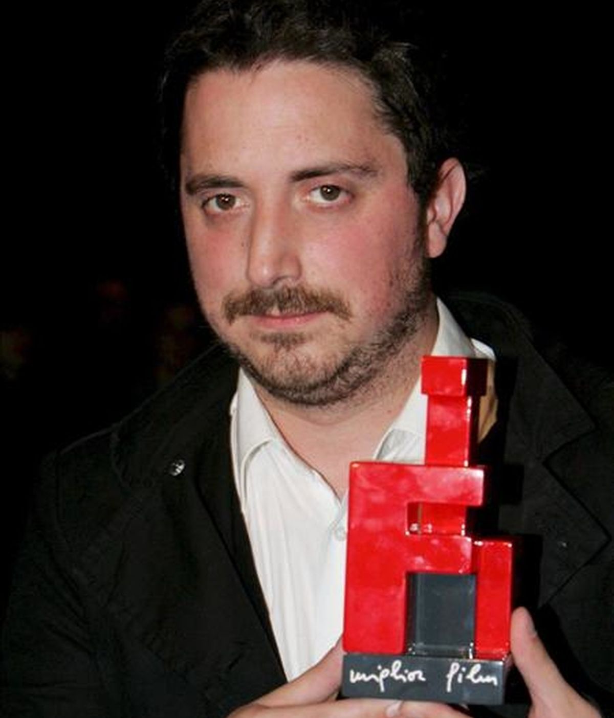 El director de cine chileno Pablo Larraín sostiene el premio concedido en 2008, como reconocimiento a su largometraje "Tony Manero", en el marco del Festival de Cine de Turín (Italia). EFE/Archivo