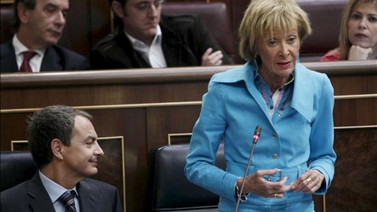 La vicepresidenta primera del Gobierno, María Teresa Fernández de la Vega (d), junto al presidente del Ejecutivo, José Luis Rodríguez Zapatero (i), durante su intervención hoy en la sesión de control al Gobierno en el Congreso. EFE La vicepresidenta primera del Gobierno, María Teresa Fernández de la Vega (d), junto al presidente del Ejecutivo, José Luis Rodríguez Zapatero (i), durante su intervención hoy en la sesión de control al Gobierno en el Congreso. EFE