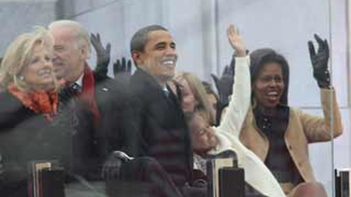 El presidente Barack Obama disfruta tras los cristales blindados y junto a su familia del concierto. Video: Atlas