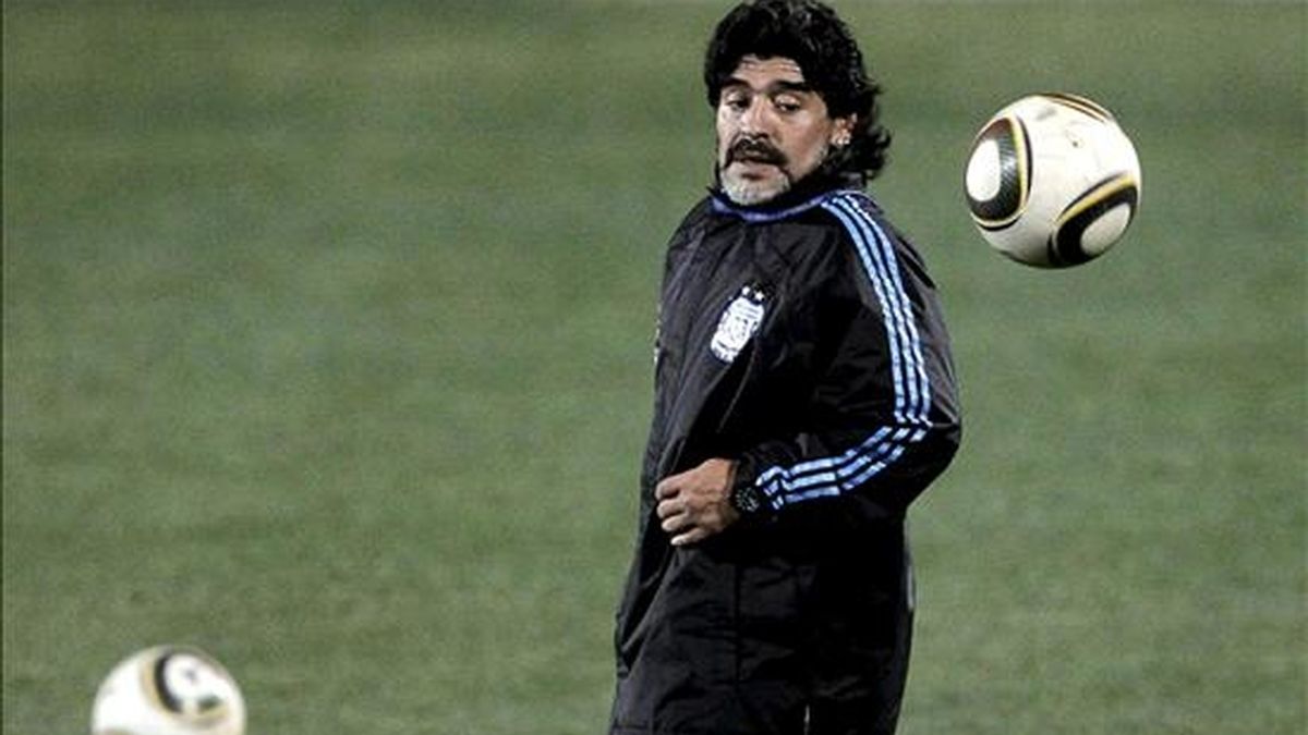 Maradona resalta el fuera de juego de Villa y resta importancia al de Tévez. Vídeo: Informativos Telecinco.