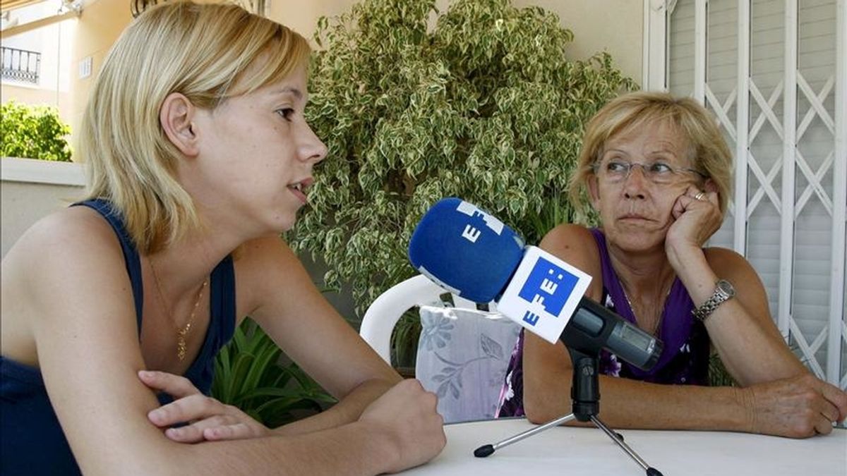 Verónica Rodríguez (i), junto a su madre María del Carmen García, la mujer condenada por matar al violador de la primera, durante una entrevista que concedieron a la Agencia Efe. EFE/Archivo