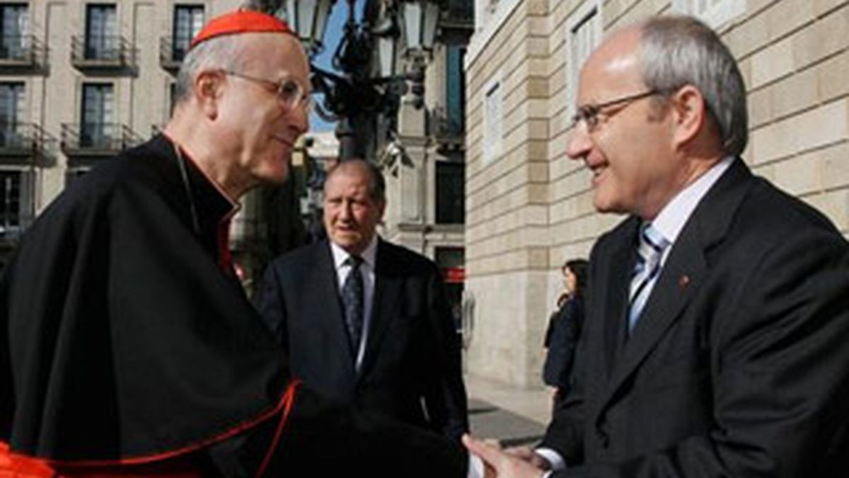 El presidente de la Generalitat, José Montilla, saluda al cardenal y secretario de Estado del Vaticano, Tarcisio Bertone. EFE