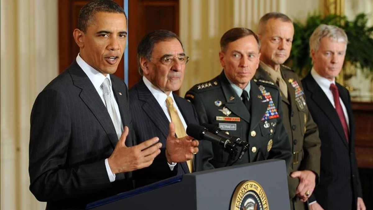 El presidente de EE.UU., Barack Obama (i), designó a Leon Panetta (2 i), como nuevo secretario de Defensa mientras que el general David Petraeus (c), asumirá la dirección de la CIA  en una remodelación de su equipo de Seguridad Nacional. EFE