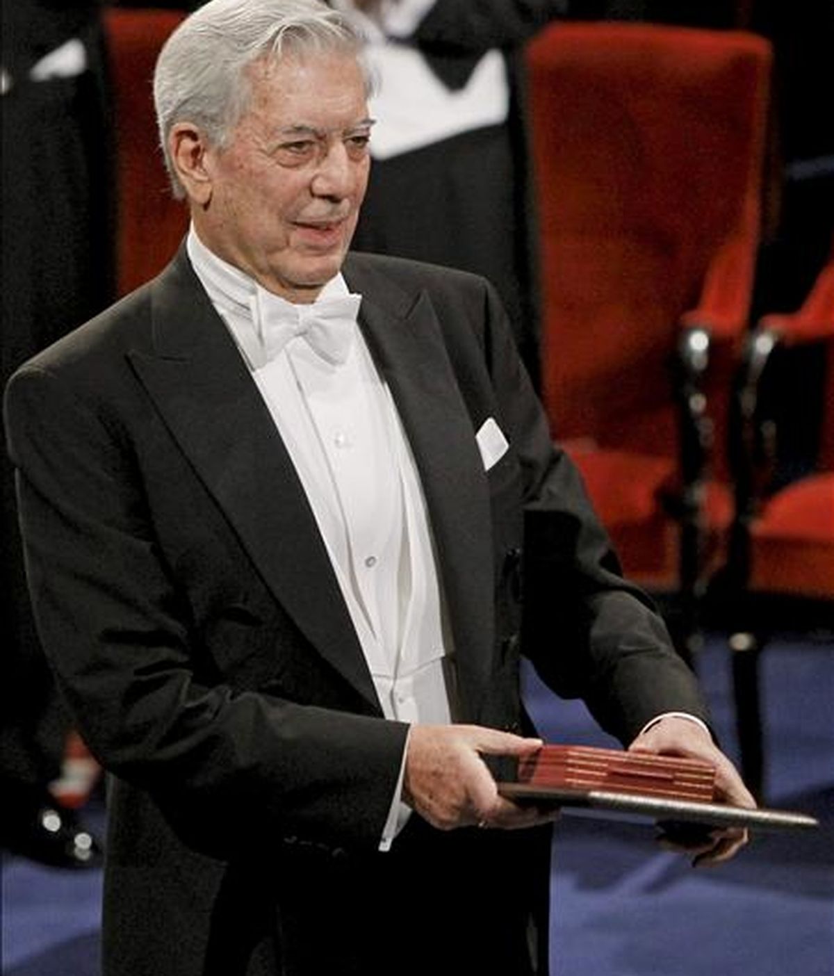 Fotografía tomada el pasado día 10 en Estocolmo (Suecia) del escritor y Premio Nobel de Literatura, el hispano-peruano Mario Vargas Llosa. EFE/Archivo