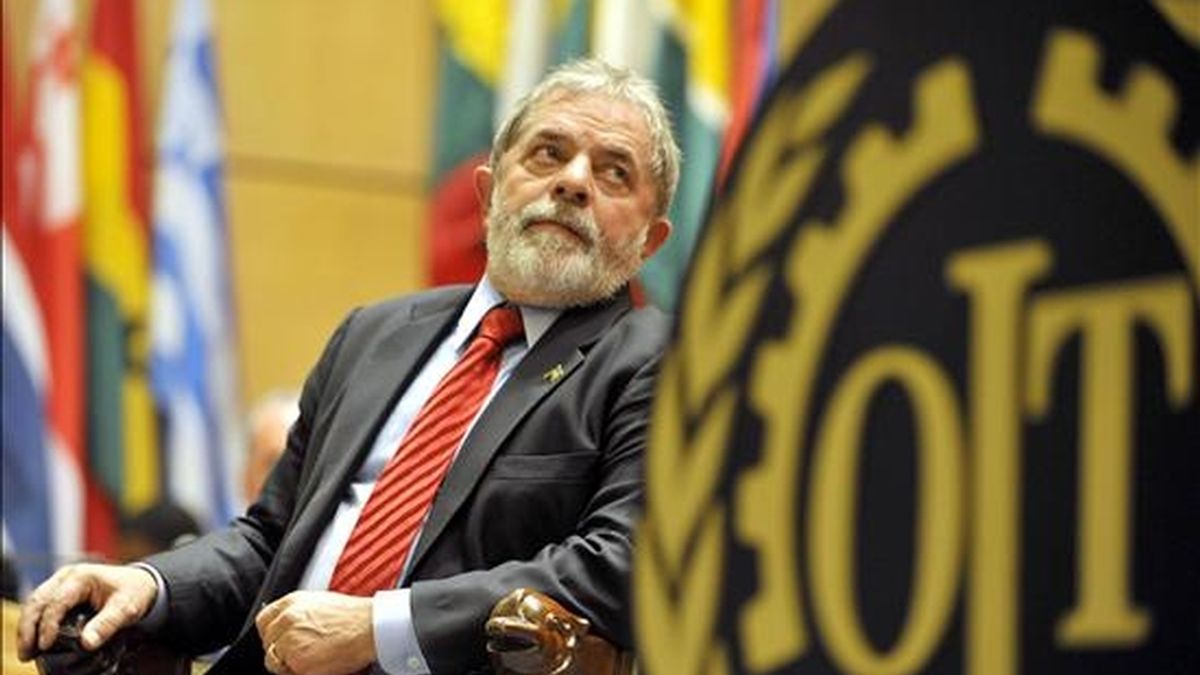 El presidente brasileño, Luiz Inacio Lula da Silva, se prepara para ofrecer un discurso durante la sesión número 98 de la Cumbre Mundial por el Empleo que tiene lugar hoy lunes 15 de junio en el marco de la Conferencia Internacional del Trabajo en Ginebra, Suiza. EFE/Sandro Campardo
