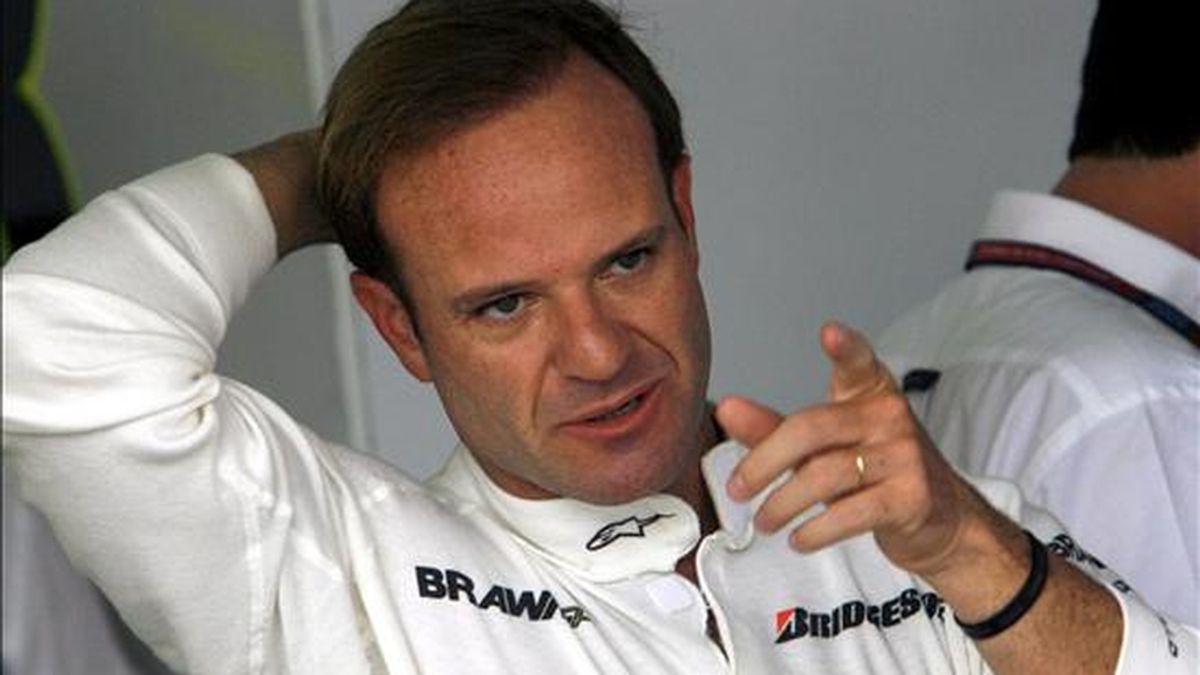 El piloto de Fórmula 1 Rubens Barrichello, de Brawn GP, en el interior del garaje de su equipo después de la primera ronda de entrenamientos hoy en el circuito de Sepang, Malasia. EFE