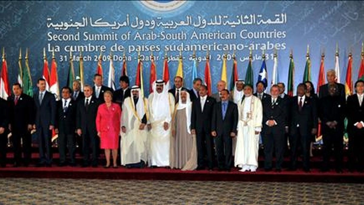 Foto de familia de los líderes asistentes a la sesión inaugural de la II cumbre ASPA (América del Sur-Países Árabes) en la capital de Qatar, Doha. EFE