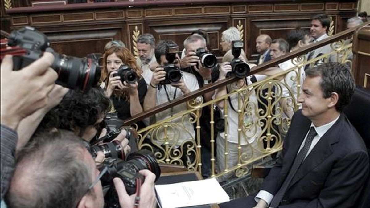 El presidente del Gobierno, José Luis Rodríguez Zapatero, fotografiado en su escaño del hemiciclo del Congreso de los Diputados momentos antes de iniciarse este mediodía su intervención en el debate sobre el estado de la nación. EFE