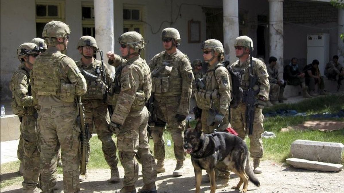 Soldados estadounidenses inspeccionan un edificio después de que las fuerzas de seguridad afganas eliminaran del lugar toda resistencia talibán hoy en Kandahar (Afganistán). EFE