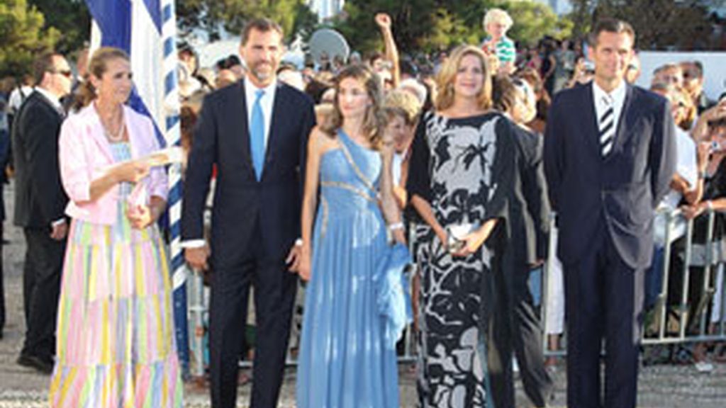 Las infantas, Iñaki Urdangarín y los Príncipes de Asturias en la boda de Nicolás de Grecia.