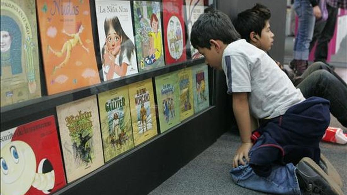Un niño observa libros exhibidos durante la pasada versión de la Feria Internacional del Libro de Bogotá (Colombia). EFE/Archivo