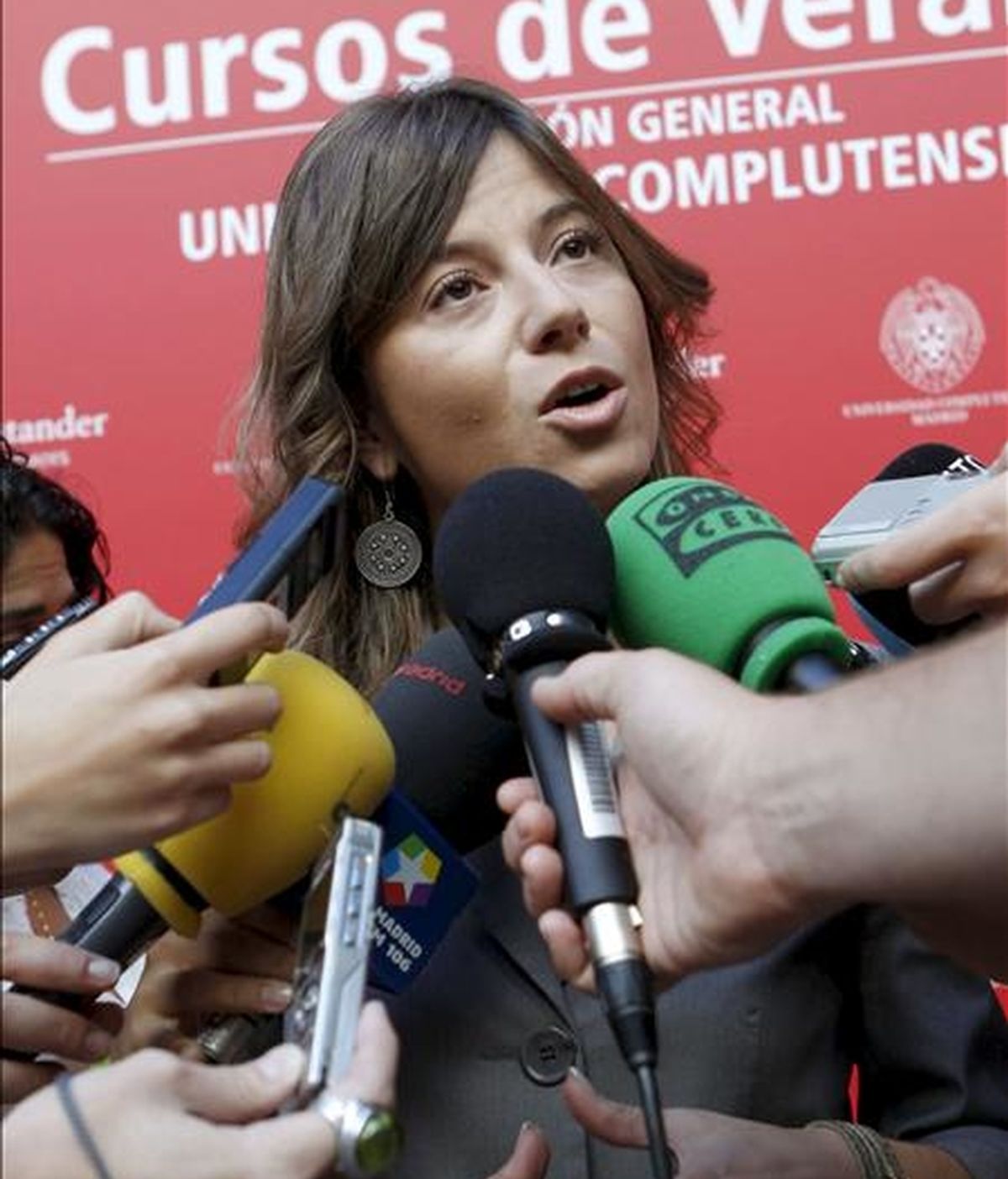La ministra de Igualdad, Bibiana Aído (d), hace declaraciones a los medios de comunicación momentos antes de inaugurar el curso de la Universidad Complutense "Violencia de género y menores", en San Lorenzo de El Escorial. EFE