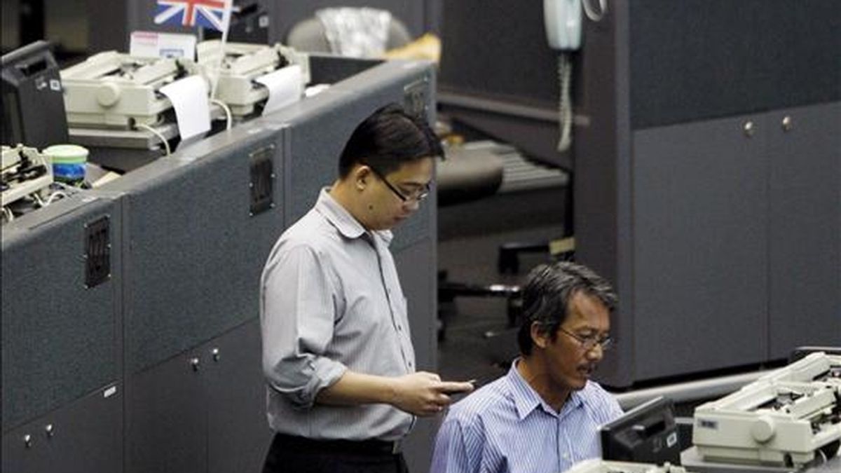 Dos agentes trabajan en la Bolsa de Indonesia, en Yakarta (Indonesia). EFE/Archivo