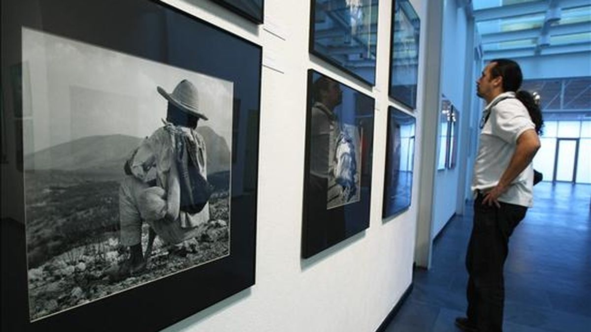 Un hombre observa algunas de las obras de la exposición "México: Juan Rulfo fotógrafo" que se inauguró en la nueva sede del Instituto Cervantes en Río de Janeiro. La exhibición, que muestra la faceta menos conocida del escritor mexicano, está formada por 70 fotografías. EFE