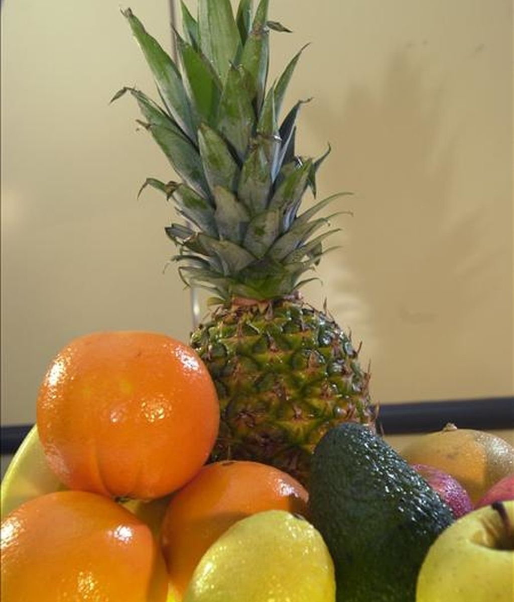 Bodegón con frutas, con piña, plátanos, aguacates,, naranjas, limones, manzanas buenas para una buena dieta equilibrada y rica en vitaminas. EFE/Archivo Bodegón con frutas, con piña, plátanos, aguacates,, naranjas, limones, manzanas buenas para una buena dieta equilibrada y rica en vitaminas. EFE/Archivo