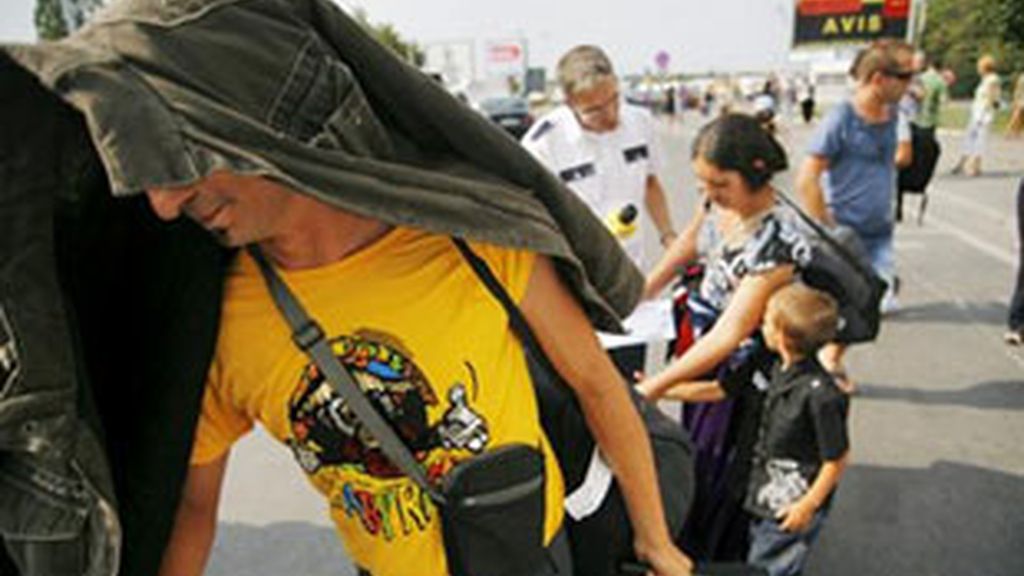Una familia rumana deportada este verano a su llegada a Bucarest. Foto: EFE Una familia rumana deportada este verano a su llegada a Bucarest. Foto: EFE