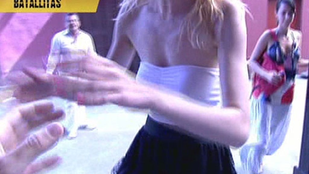 ¡Faldas arriba! ¡Pantalones abajo!