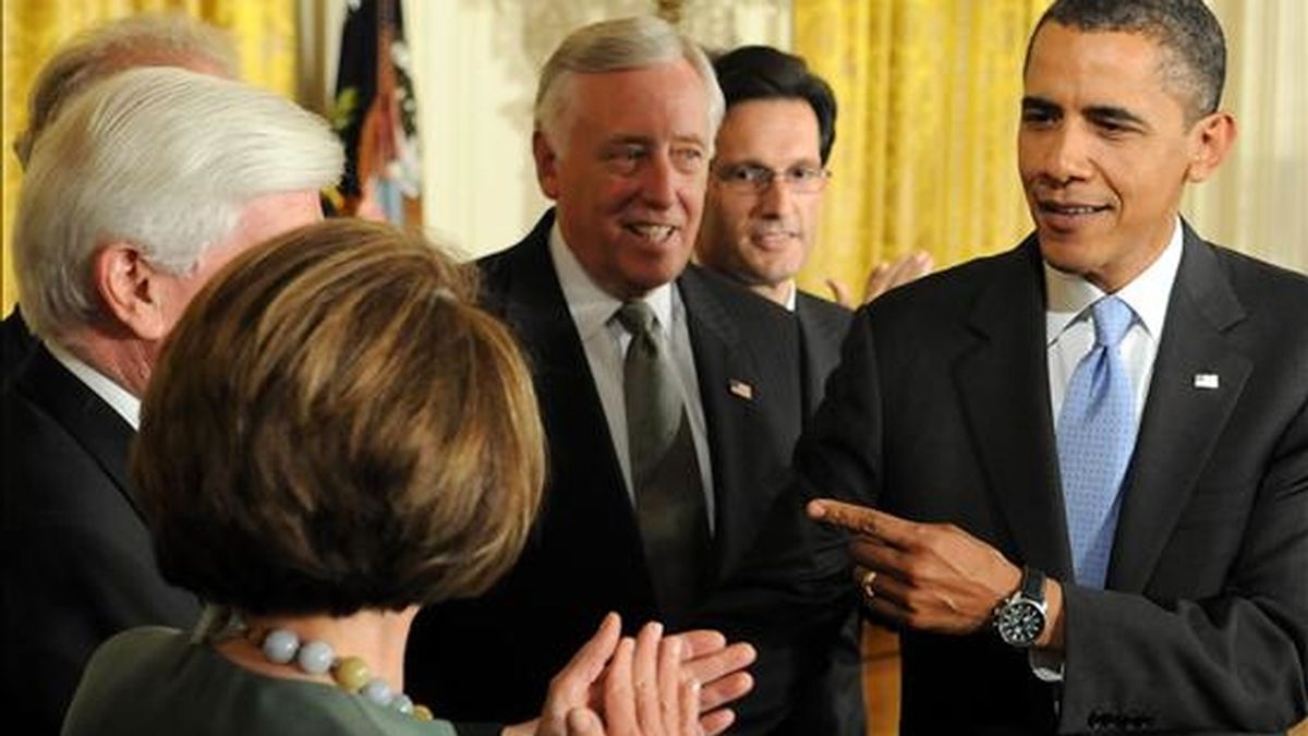 El presidente de EE.UU., Barack Obama (d), saluda a miembros del Congreso, el pasado 1 de julio, antes de firmar la ley que impone sanciones financieras y en nuevas energías a Irán por su programa nuclear. EFE/Archivo