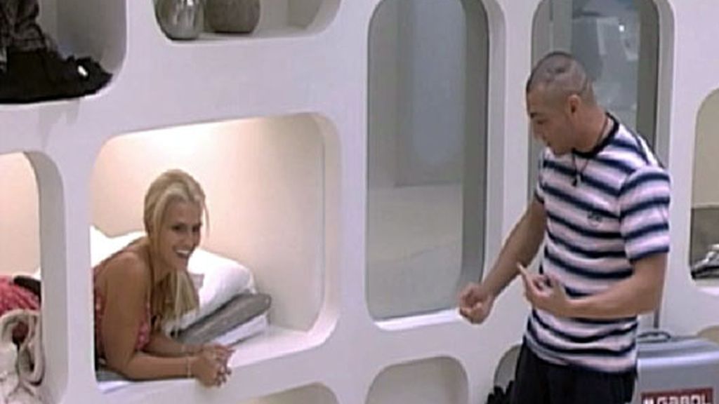 Primer tonteo entre Chari y Julio