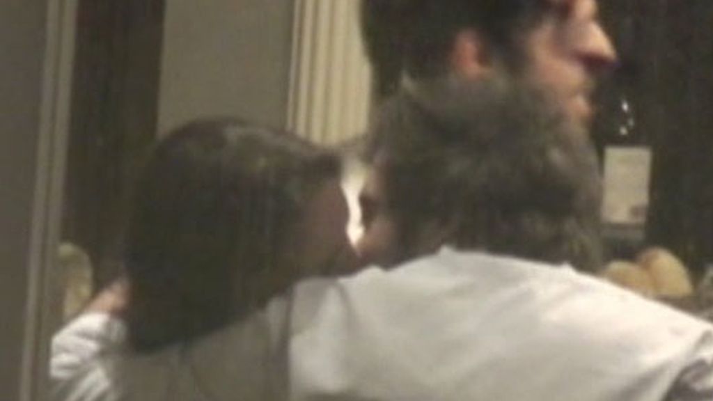 Los besos de Chenoa y Alain Cornejo