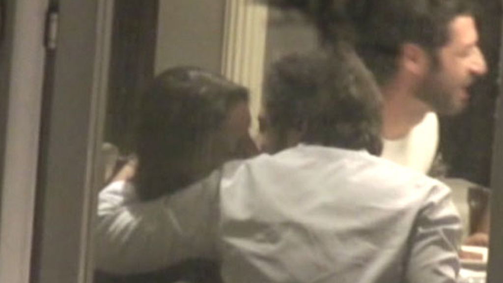 Los besos de Chenoa y Alain Cornejo