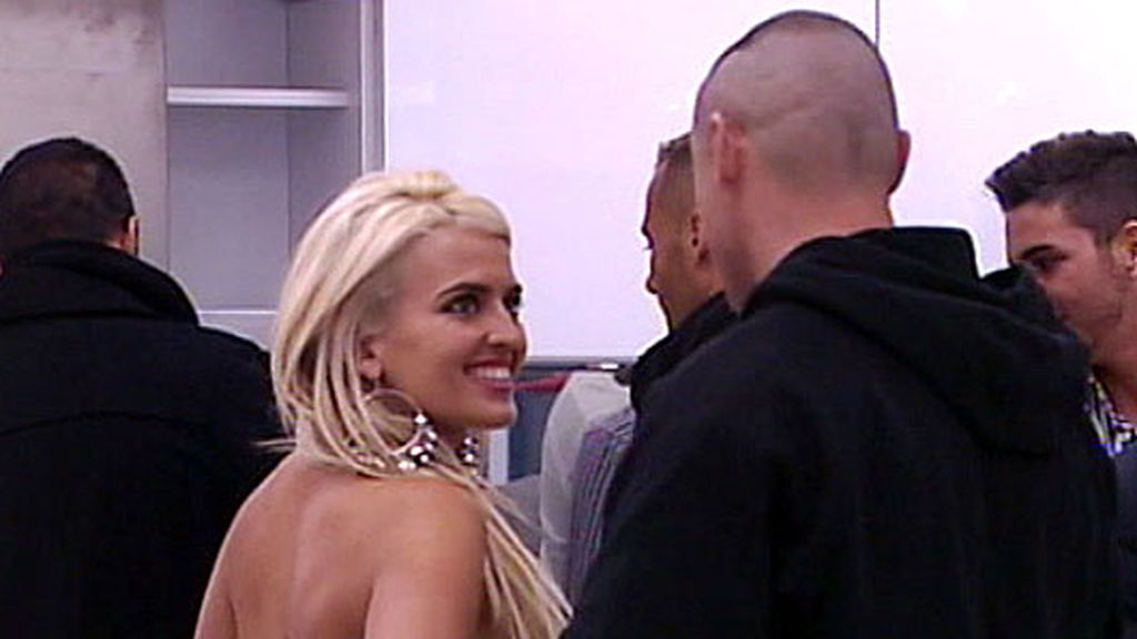 Primer tonteo entre Chari y Julio