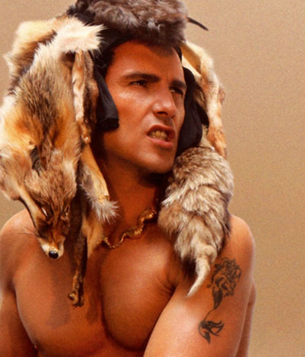 Agosto: Jesús Vázquez recibe al sol con el torso descubierto