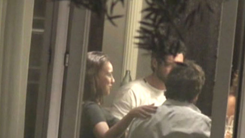 Los besos de Chenoa y Alain Cornejo