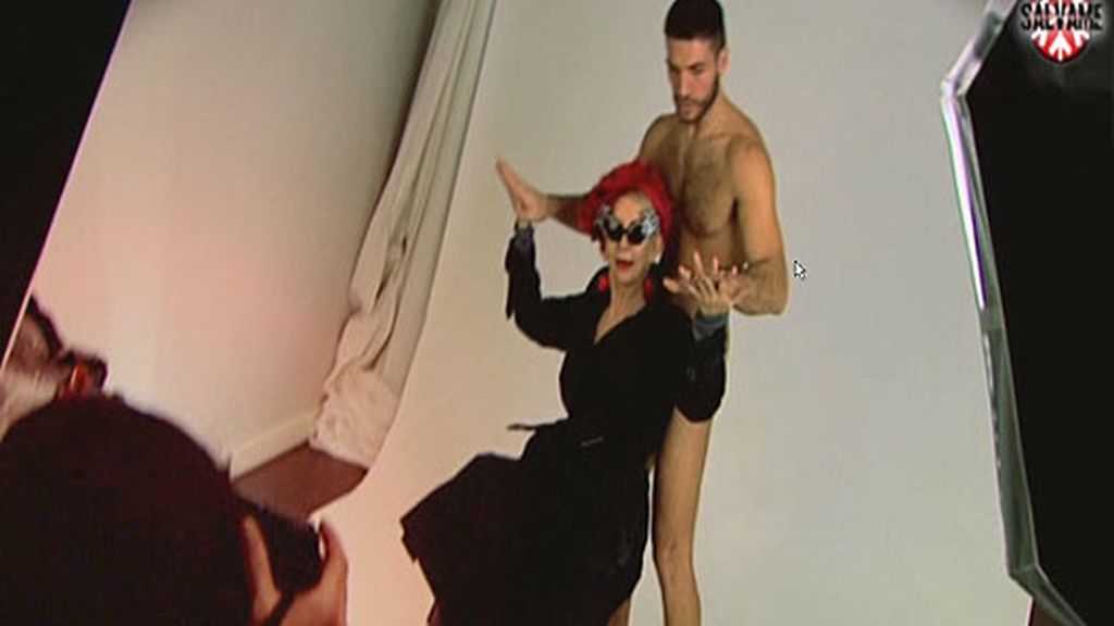 Los colaboradores posan casi desnudos