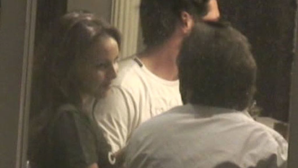 Los besos de Chenoa y Alain Cornejo