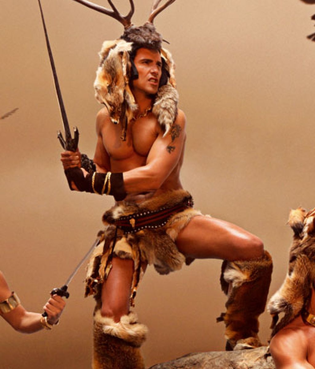 Agosto: Jesús Vázquez recibe al sol con el torso descubierto