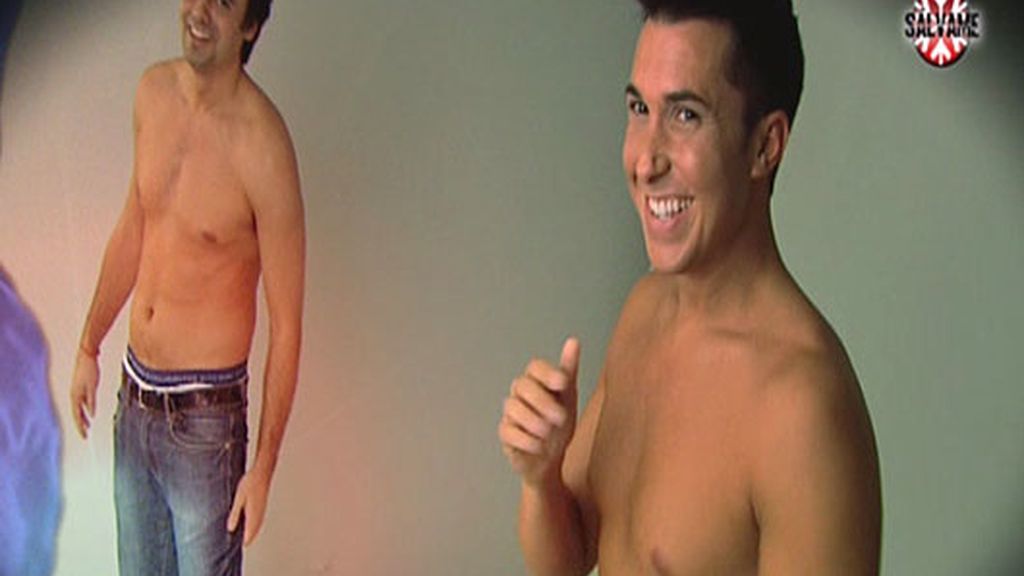 Los colaboradores posan casi desnudos